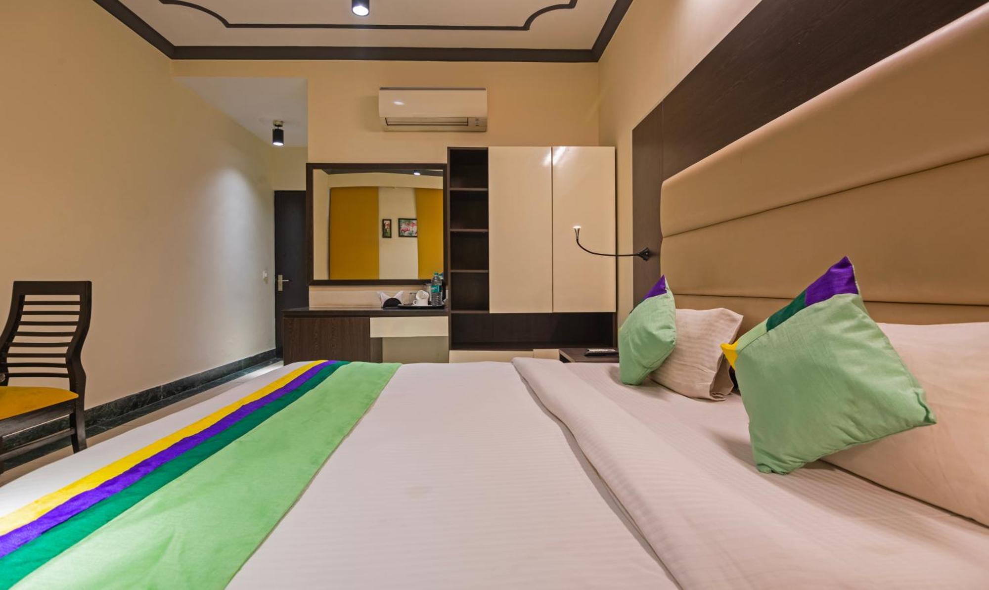 Super Townhouse Sushant Lok Phase 1 Formerly Hotel Neven Gurgaon Exterior foto
